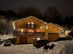 Chalet Snow Star by night located in le Bettaix - Chalets Lacuzon