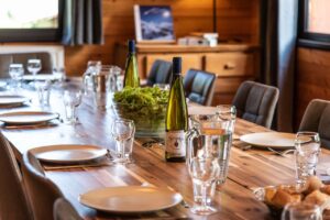 Diner table in chalet Snow Star located in le Bettaix - Chalets Lacuzon