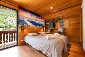 En suite twin room in chalet Snow Star located in le Bettaix - Chalets Lacuzon