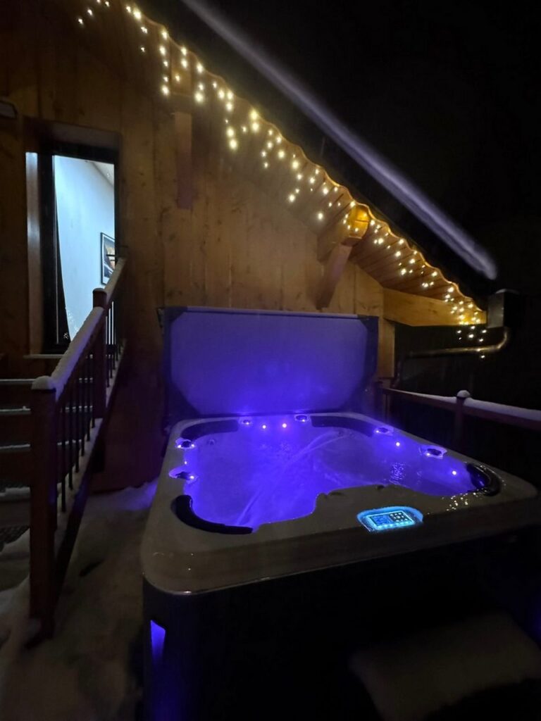 Outdoor hot tub in chalet Snow Star located in le Bettaix - Chalets Lacuzon