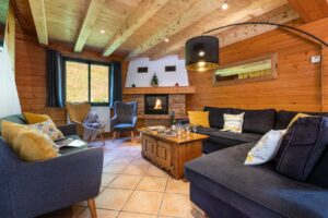 Lounge with fireplace in chalet Snow Star located in le Bettaix - Chalets Lacuzon