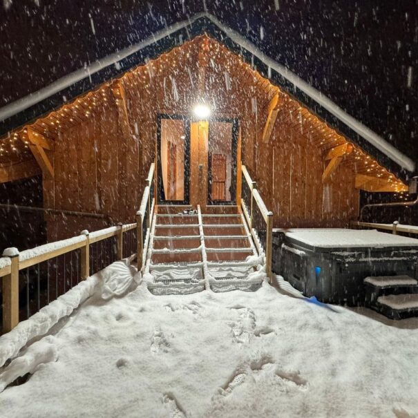 Terrasse with hot tub in Snow Star located in le Bettaix - Chalets Lacuzon