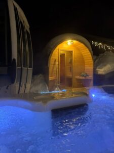 Outdoor hot tub and sauna in chalet Snow Star located in le Bettaix - Chalets Lacuzon