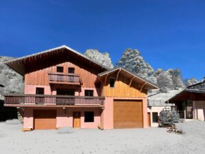 Outside view of chalet Snow Star located in le Bettaix - Chalets Lacuzon
