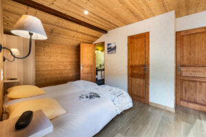 En suite twin room in chalet Snow Mountain located in le Bettaix - Chalets Lacuzon
