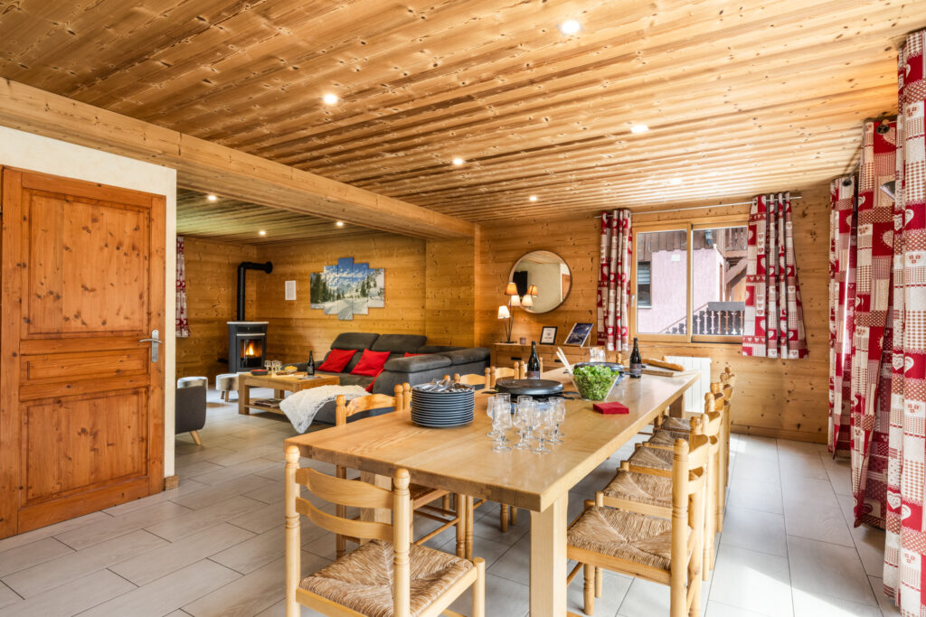 Living room with dining table and sofas in chalet Snow Mountain located in le Bettaix - Chalets Lacuzon