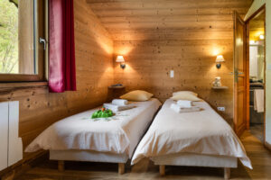 Twin room in chalet Snow Mountain located in le Bettaix - Chalets Lacuzon