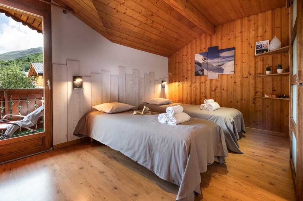 Twin room with balcony in chalet Snow Valley located in le Bettaix - Chalets Lacuzon