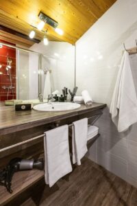 Bathroom in chalet Snow Mountain located in le Bettaix - Chalets Lacuzon