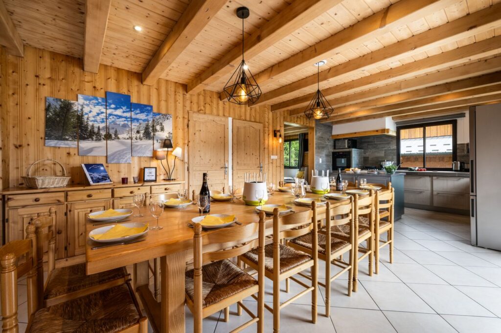 Dining room in chalet 3 Vallées located in le Bettaix - Chalets Lacuzon