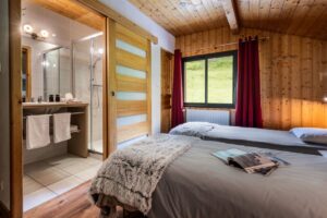 En suite twin room in chalet 3 Vallées located in le Bettaix - Chalets Lacuzon