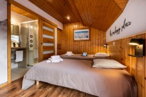 Twin room with bathroom in chalet 3 Vallées located in le Bettaix - Chalets Lacuzon