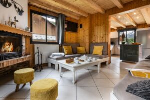 Lounge with fire place in chalet 3 Vallées located in le Bettaix - Chalets Lacuzon