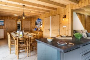 Kitchen and dining table in chalet 3 Vallées located in le Bettaix - Chalets Lacuzon