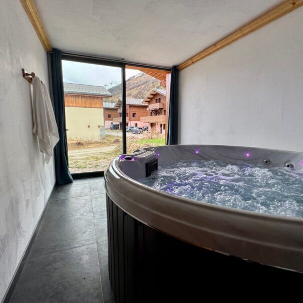 Indoor hot tub with bubbling water in Chalet Snow Paradise