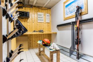 Ski room with boot dryer , a bench and skis in chalet Snow Paradise