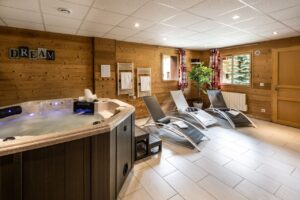 Hot tub in chalet Snow Pearl located in le Bettaix - Chalets Lacuzon