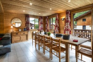 Dining table in chalet Snow Pearl located in le Bettaix - Chalets Lacuzon