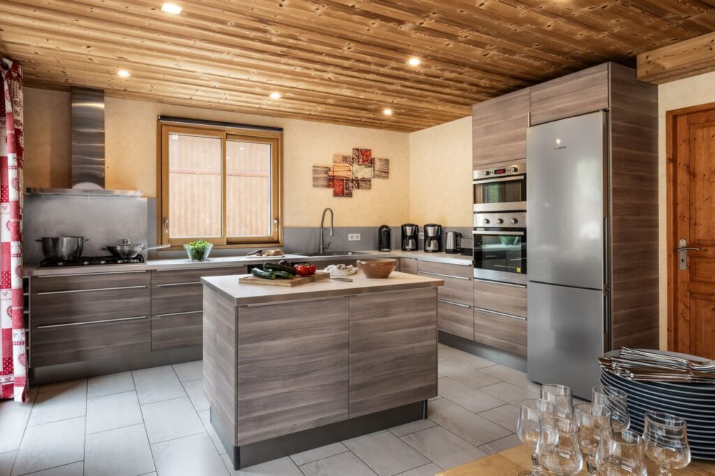 Modern kitchen in chalet Snow Pearl located in le Bettaix - Chalets Lacuzon