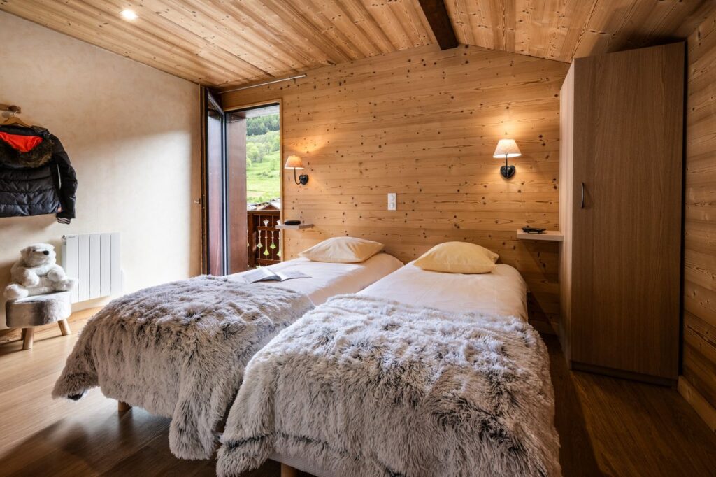Twin room with balcony in chalet Snow Pearl located in le Bettaix - Chalets Lacuzon
