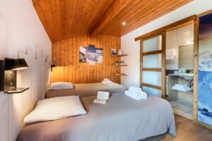 En suite twin room in chalet Snow Valley-Chalets Lacuzon
