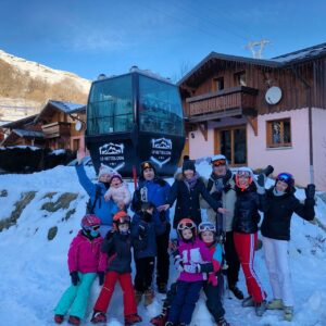 Group of friends in front of chalet Snow Valley located in le Bettaix - Chalets Lacuzon
