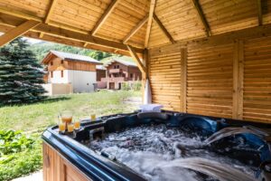 Outdoor hot tub in chalet Snow Valley located in le Bettaix - Chalets Lacuzon