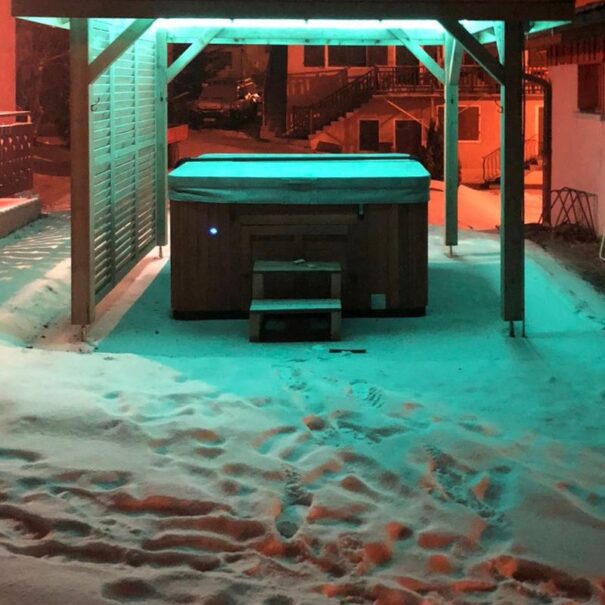 Hot tub by night in chalet Snow Valley located in le Bettaix - Chalets Lacuzon