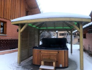 Outdoor hot tub in chalet Snow Valley located in le Bettaix - Chalets Lacuzon
