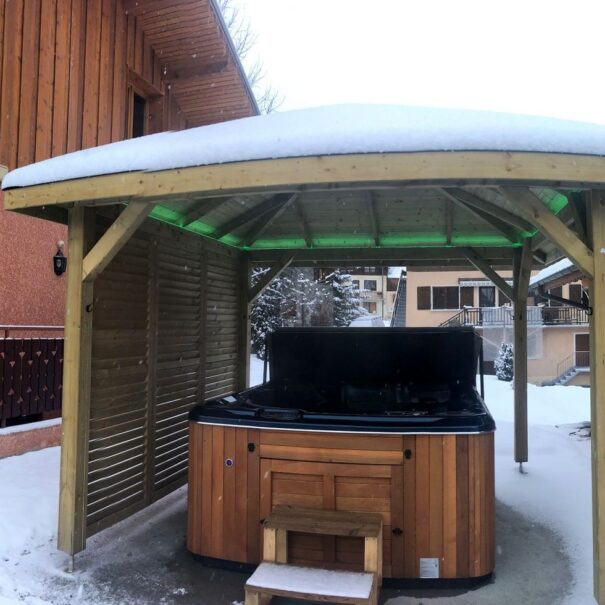 Outdoor hot tub in chalet Snow Valley located in le Bettaix - Chalets Lacuzon