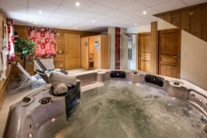 Hot tub and sauna in chalet Snow Mountain located in le Bettaix - Chalets Lacuzon