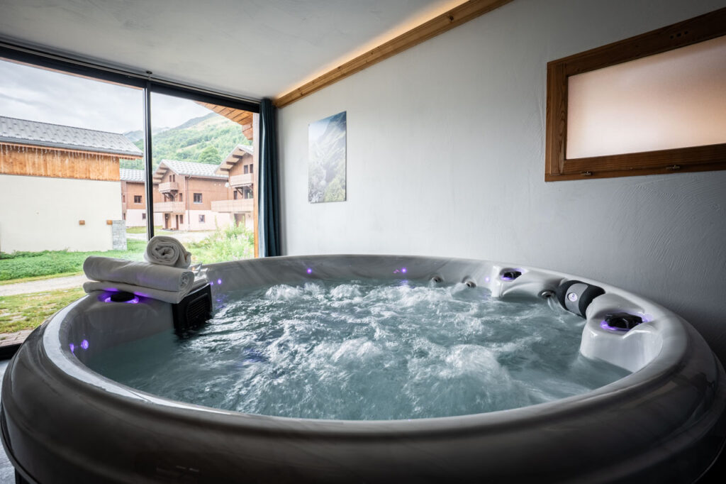 Hot tub with bubbling water in chalet Snow Paradise