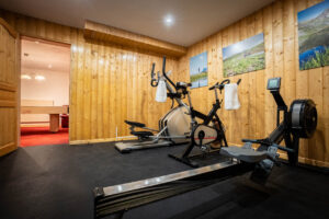 Fitness room with cardio machines in chalet 3 Vallées