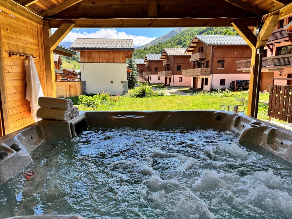 Outdoor hot tub in Chalet 3 Vallees with view on the mountains