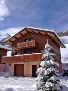 Outside view of chalet Snow Angel with snow