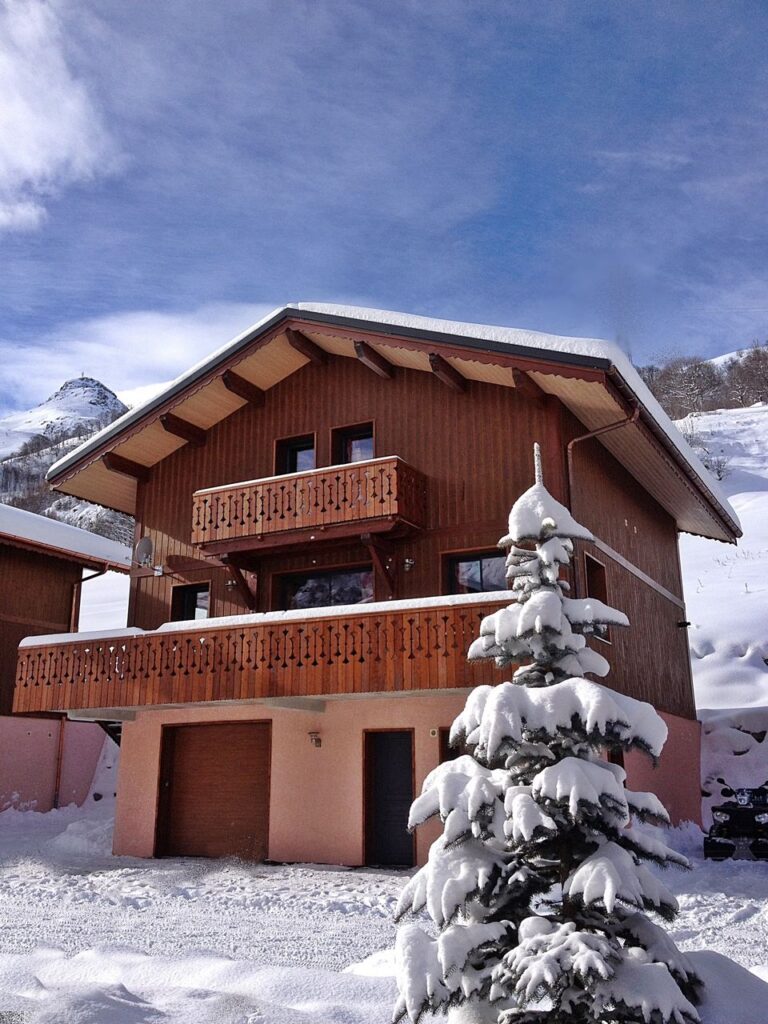 Outside view of chalet Snow Angel with snow
