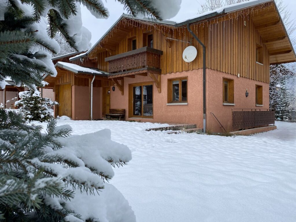 Chalet Snow Paradise with snow