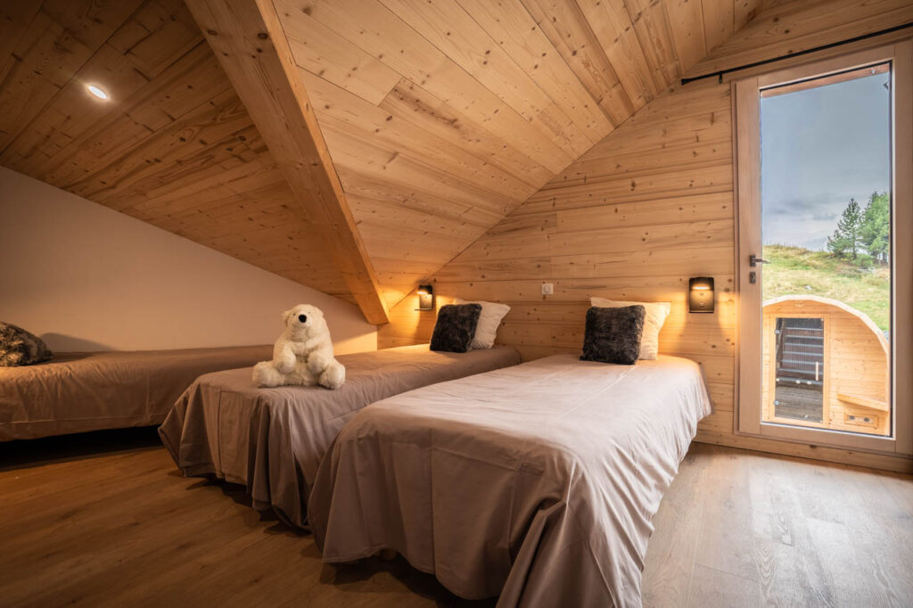 Bedroom with 3 beds in chalet Snow Star located in le Bettaix - Chalets Lacuzon