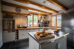 Modern kitchen in chalet Snow Valley located in le Bettaix - Chalets Lacuzon