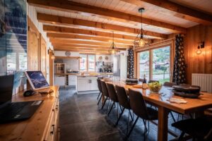 Dining room in chalet Snow Valley located in le Bettaix - Chalets Lacuzon
