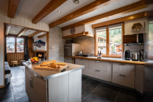 Open plan kitchen in chalet Snow Valley located in le Bettaix - Chalets Lacuzon