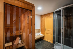Sauna with shower in chalet Snow Valley located in le Bettaix - Chalets Lacuzon