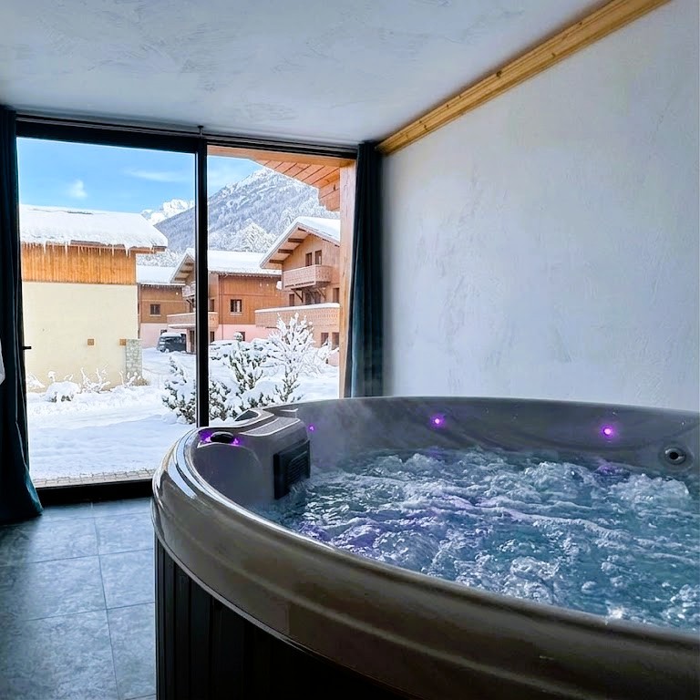Indoor hot tub in chalets Lacuzon